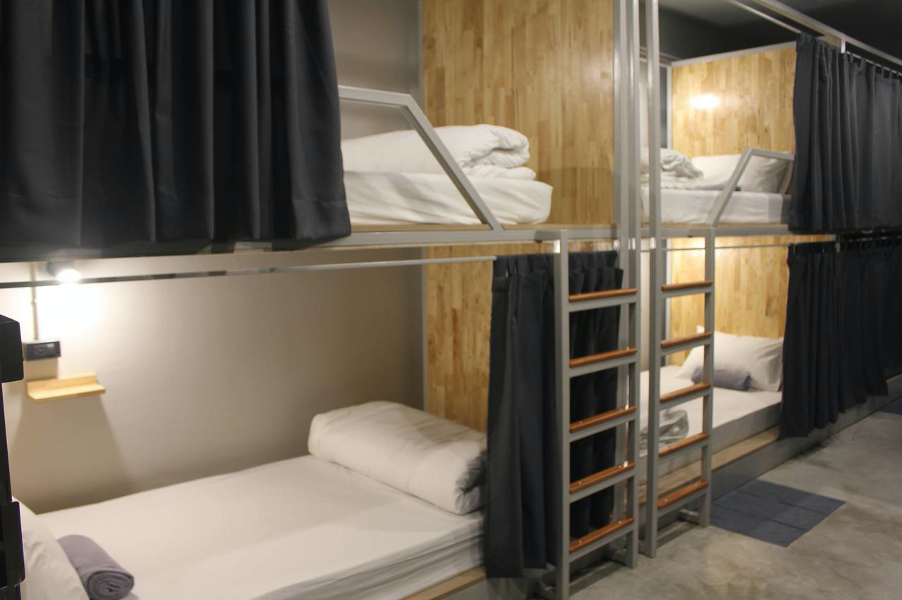 เตียงในห้องที่ Tiny Taladnoi Hostel