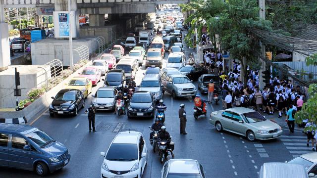 ถ้าจะพูดถึง ถนนที่มีรถหนาแน่น ที่สุดในโลก กรุงเทพมหานครของเราคงเป็นเมืองที่ติดอันดับแน่นอน ส่วนถนนที่รถติดในกรุงเทพมีอยู่ 5 เส้นทางด้วยกัน